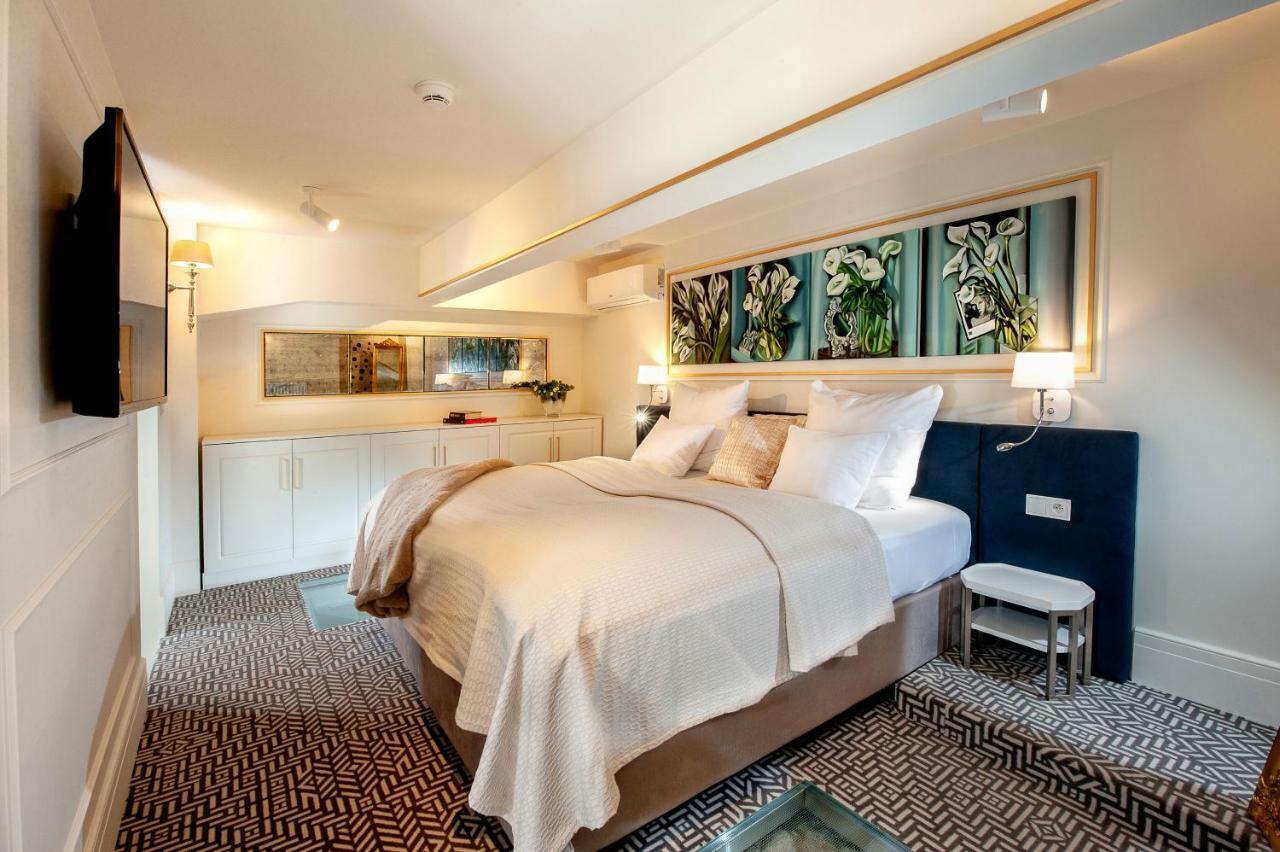 Luxury One-Bedroom Apartment,791856963:JPEG